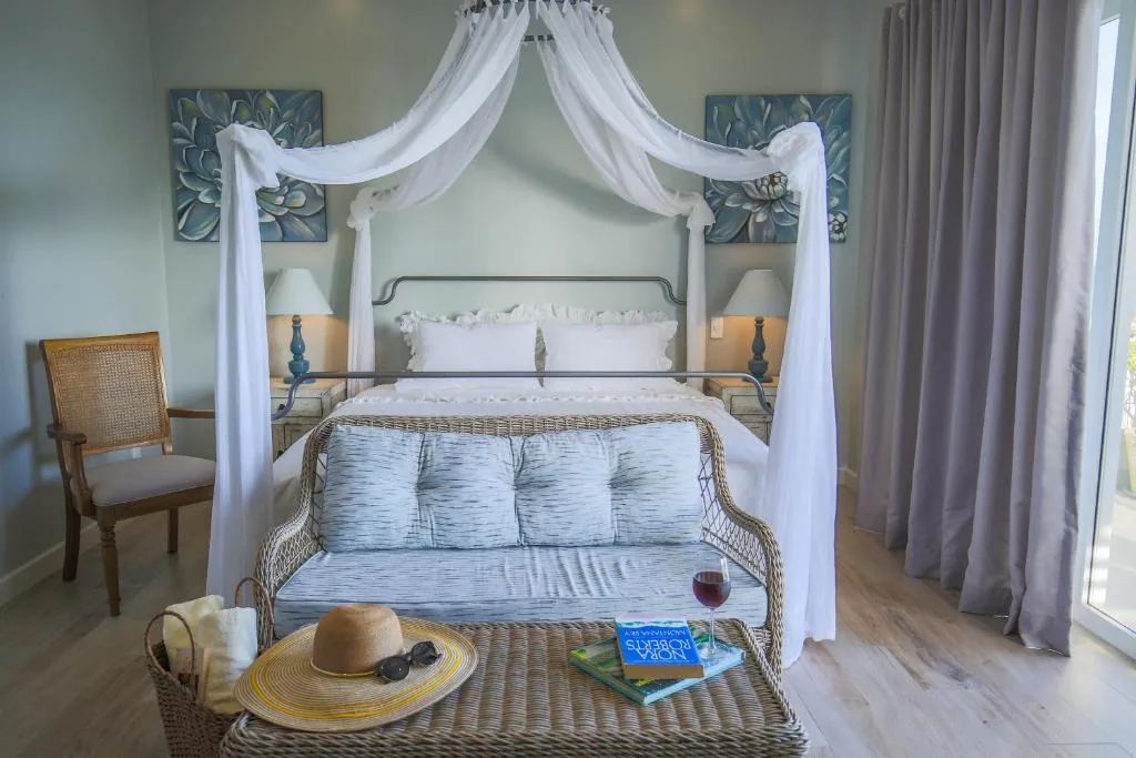 Phòng Deluxe giường đôi có ban công nhìn ra biển — Serenity by the Sea