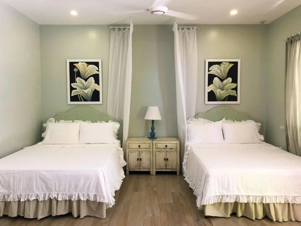 Phòng bốn người nhìn ra vườn — Serenity by the Sea